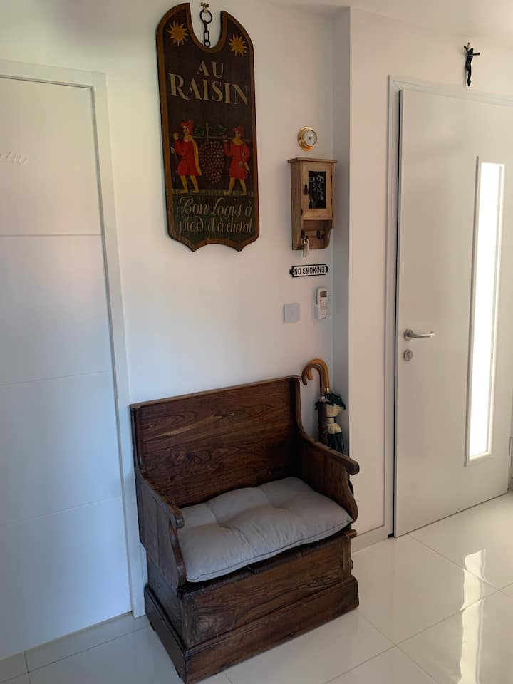BENCH FOR PUTTING ON OR TAKING OFF YOUR SHOES.