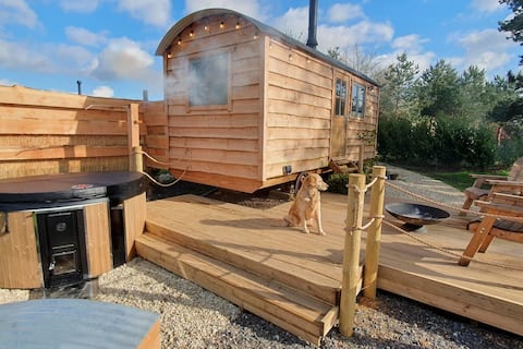 Kitchen Garden Shepherd's Hut with hot tub