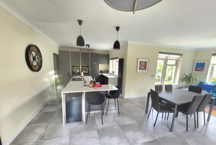 Stylish Home Close To Beaches, Golf & City - Cobh