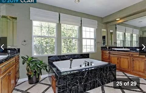 Beautiful upstairs unit near shopping center