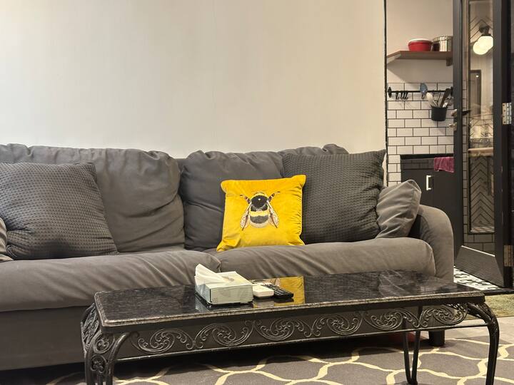 Delightful 1 Bedroom Tiny House In Bandra W Mumbai - Mumbai