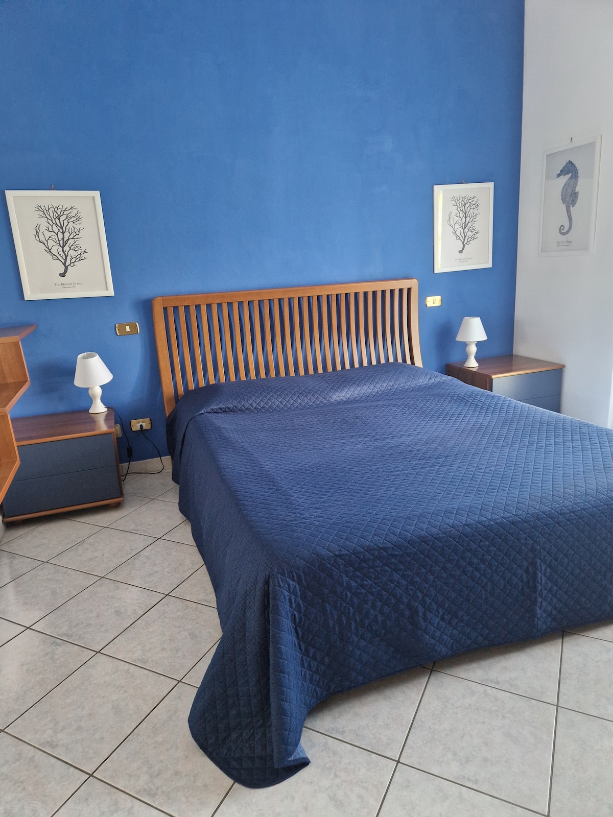 Спална соба со брачен кревет