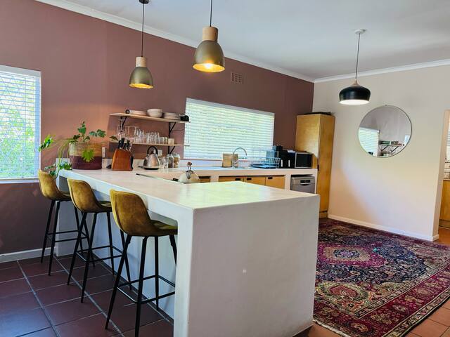 Spacious family home close to beach &pet friendly gallery image 3