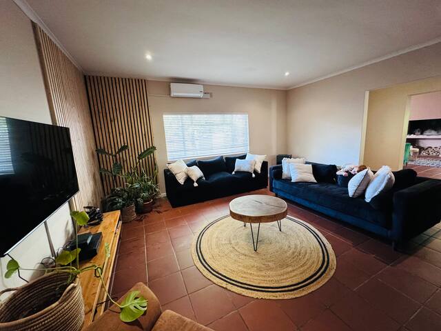 Spacious family home close to beach &pet friendly gallery image 2