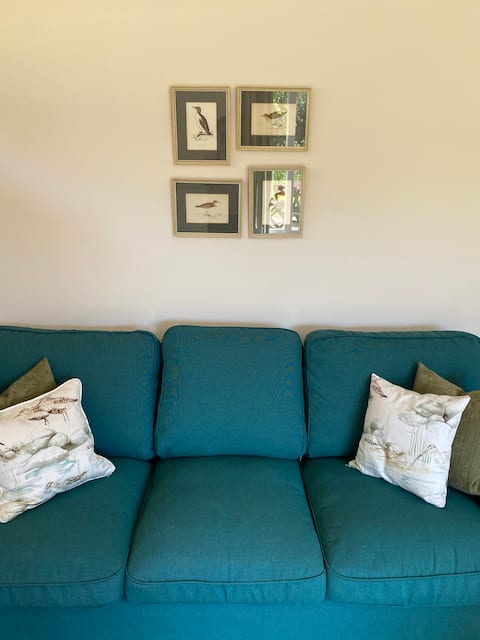 Popular Airbnb listing: Modern bungalow close to beach in Freshwater