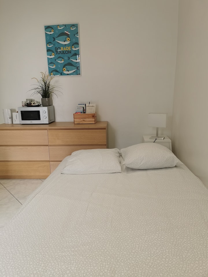 Kitanda cha sofa hubadilika kuwa kitanda. 