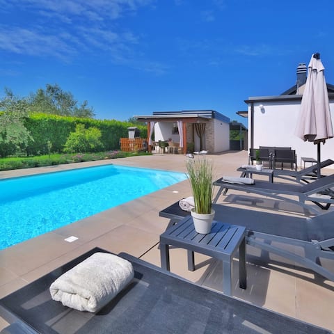 Leonardo house with private heated pool