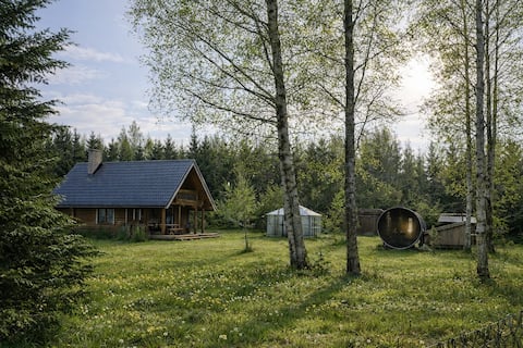 Hazel Hut - spacious fenced yard, sauna, 2-bedroom