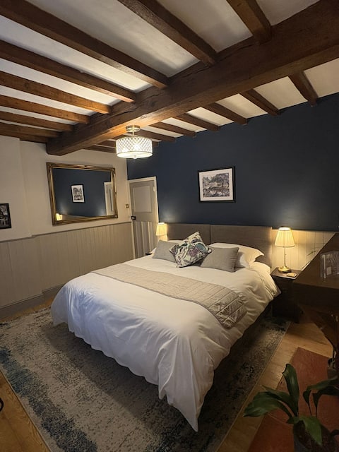 Popular Airbnb listing: Private guest suite, with ensuite, twins or king in Rushcliffe