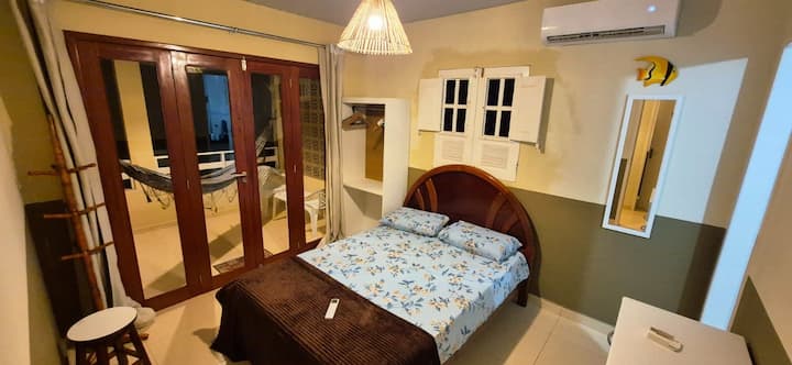 პირველ სართულზე მდებარე მეორე საძინებელიც არის საკუთარი სააბაზანოთი. იქიდან პირდაპირ გადასვლაა ოკეანისპირა აივანზე. საძინებელში არის 1 ორადგილიანი საწოლი და 1 დამატებითი ერთადგილიანი მატრასი, აივანზეა ჰამაკი, ასევე, არის კონდიციონერი, კარადა საკიდებითა და კომოდი.