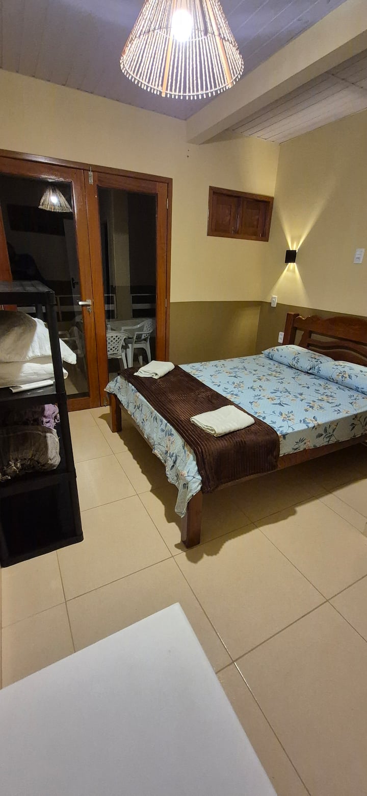 პირველ სართულზე მდებარე ოთახი გადის ზღვისკენ და აქვს აივანი (მაგიდებითა და სკამებით). აქ არის 1 ორადგილიანი საწოლი და 1 დამატებითი ერთადგილიანი ლეიბი. აქვეა გაყოფილი კონდიციონერი, გარდერობი საკიდებითა და უჯრებით. ბლექაუტ ფარდები.