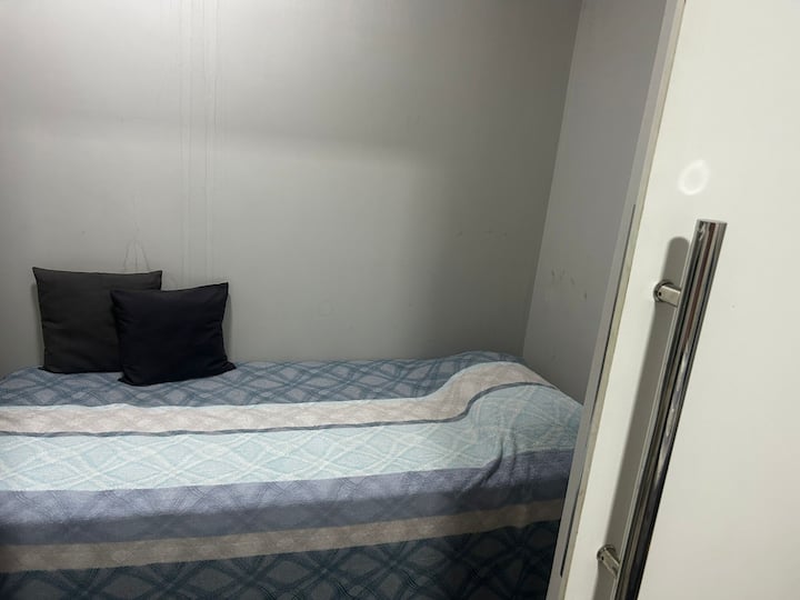 4th2

chumba cha kuunganisha, yaani kimefungwa kwa mlango unaoteleza, na kitanda kimoja kinachofaa kwa mtoto wa wanandoa au kundi la marafiki