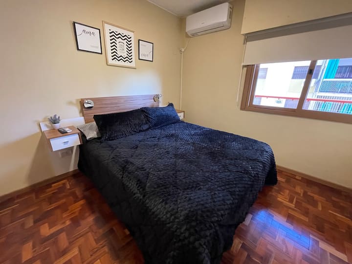 Spálňa s manželskou posteľou, šatníkom, klimatizáciou, smart televízorom,