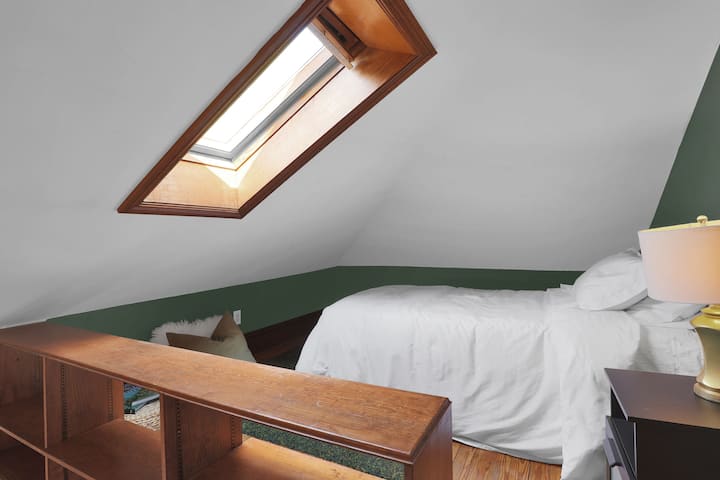 Sehemu ya roshani inayofikiwa kutoka kwenye chumba kikuu cha kulala. Ni ya starehe sana! Si chumba cha kujitegemea, kiko wazi kabisa kuelekea chumba kingine cha kulala kilicho chini. 