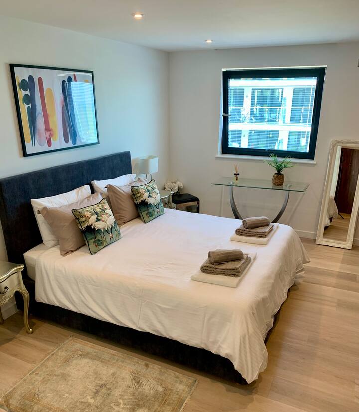 Ampia camera da letto con comodissimo letto super king size con materasso Simba, bagno privato, grande smart TV e ampio spazio di archiviazione.