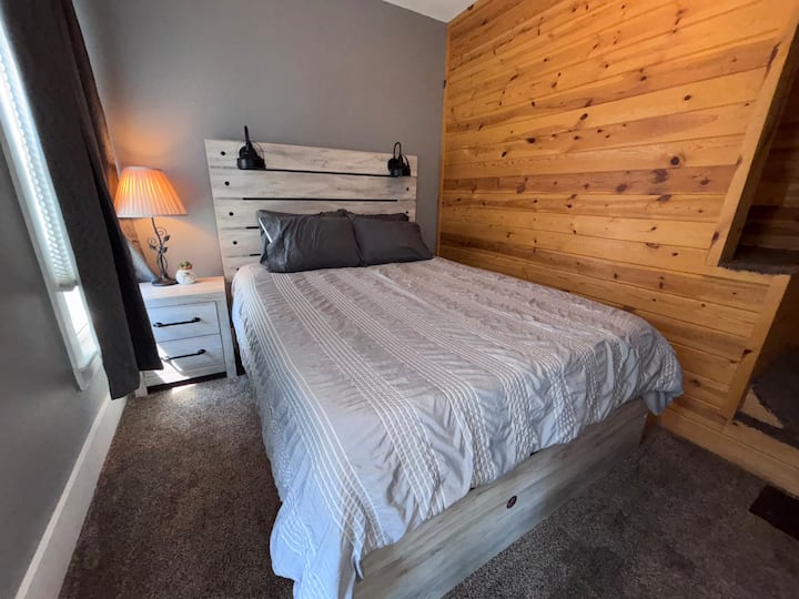 เตียงควีนไซส์ระดับไฮเอนด์ ผู้เข้าพักของเราคลั่งไคล้ว่าเตียงของเราสะดวกสบายแค่ไหน! 

ม่านบังแสงและตู้เสื้อผ้ากว้างขวางสำหรับแขวนของ