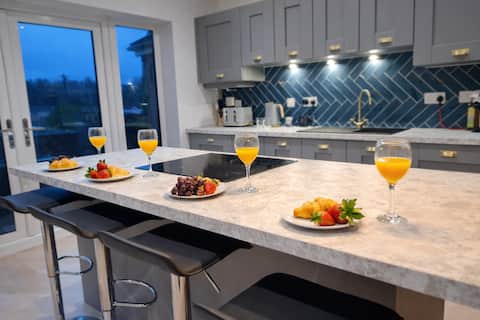 4-Bed House Sleeps 8 | Bike Park Wales with Garden