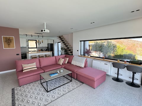 Top Airbnb: Lake Breeze Villa with a Pool & Magnificent views in Lagjja 1