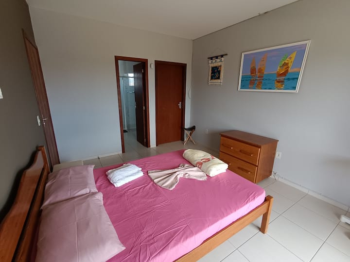 Habitación en suite con aire acondicionado.
+ 1 colchón individual adicional.