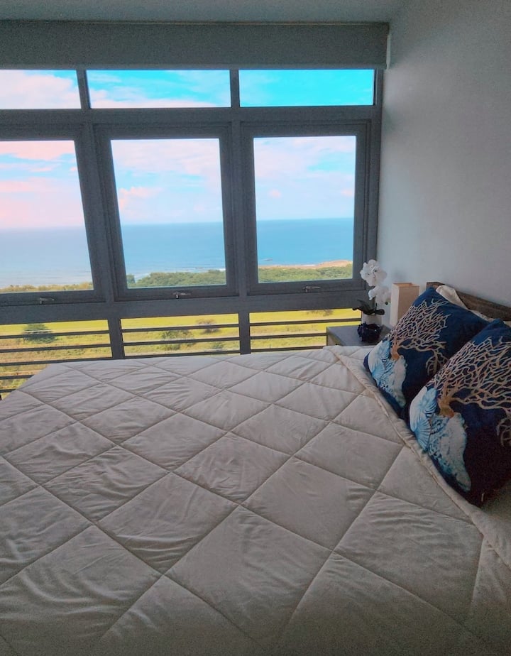 Et raffineret soveværelsesfristed med panoramaudsigt over havet og en fredelig, forhøjet atmosfære, der giver ultimativ afslapning.