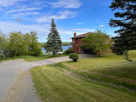 Stunning 4bedroom Lake house !