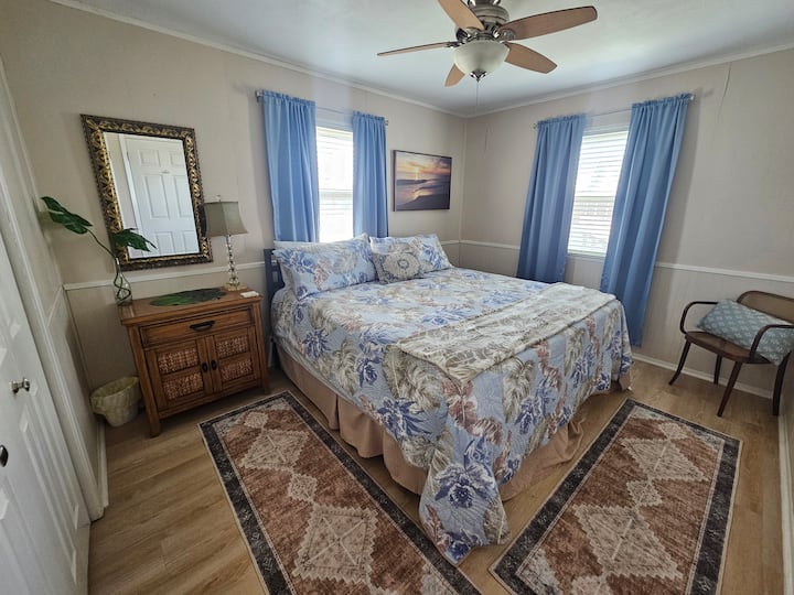 დიდი საძინებელი, სადაც არის 193×203 სმ‑ის ზომის საწოლი 
სავარძელი, კომოდი კარადის სივრცეში 
ჭერის ვენტილატორი და პორტატიული ვენტილატორი ჩათვლით კარადაში