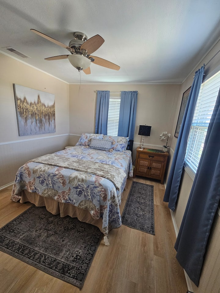 Კომფორტული საწოლი ორადგილიანი კუთხით
კარადა 
ჭერის ვენტილატორი და პორტატიული ვენტილატორი მთავარ საგარდერობო ოთახში 