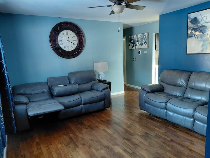 Great Cozy 6 Bedroom Home With Gameroom & Firepit. - Ypsilanti