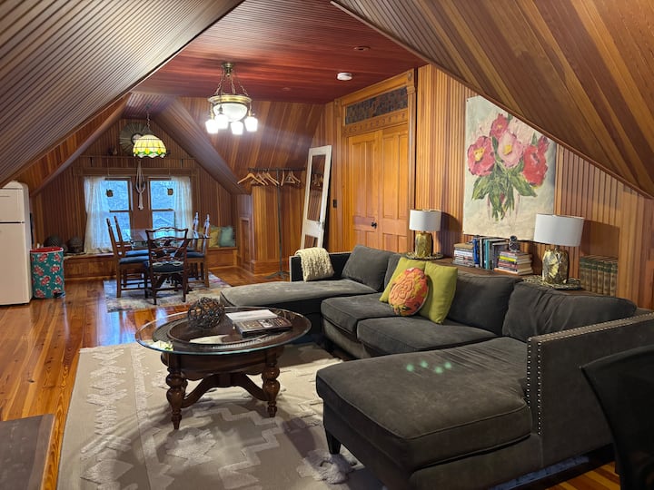Historic Home, Large Private Suite & Hot Tub - Marshall, MN