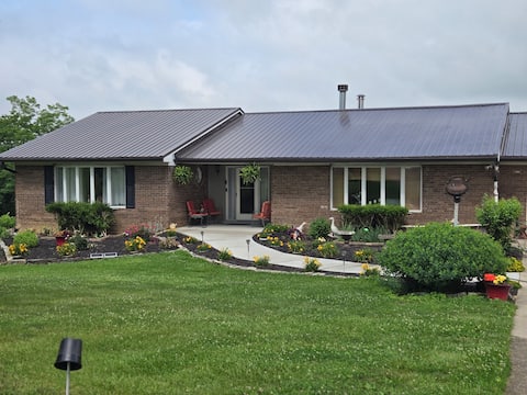 Noahs Rest-stop, 5 miles to ARK. sleeps 10