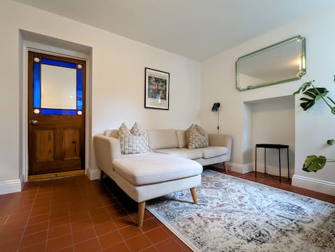 Popular Airbnb listing: Regency Apartment | Free Parking | Walk to Town in Cheltenham