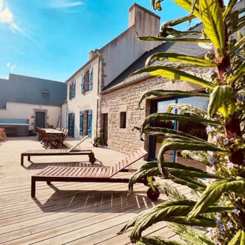 15 people, 20 m from the sea, Jacuzzi, seminars, overnight stay