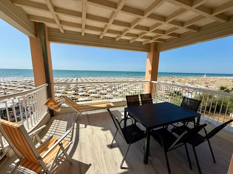 SEAFRONT | Lovely penthouse flat with pool