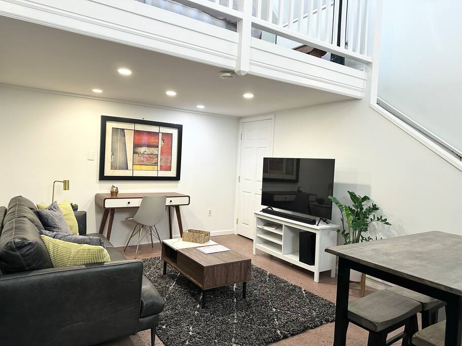 Large Comfy Cottage- Close to Downtown