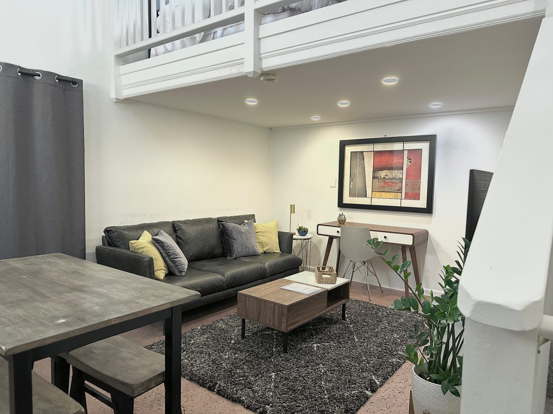 Large Comfy Cottage- Close to Downtown