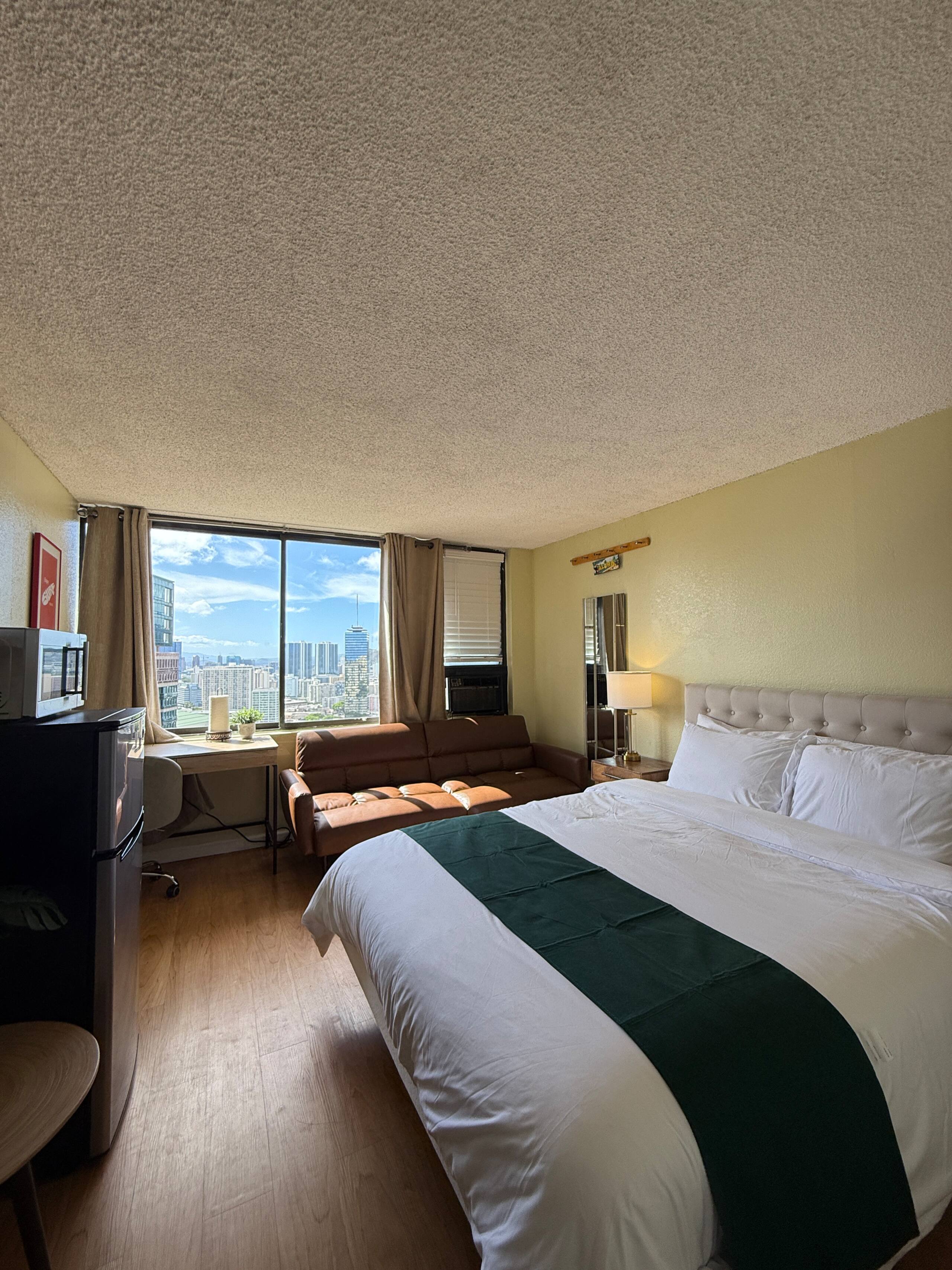 Condo in Honolulu · ★4.68 · 2 bedrooms · 3 beds · 2 private baths - Image 31