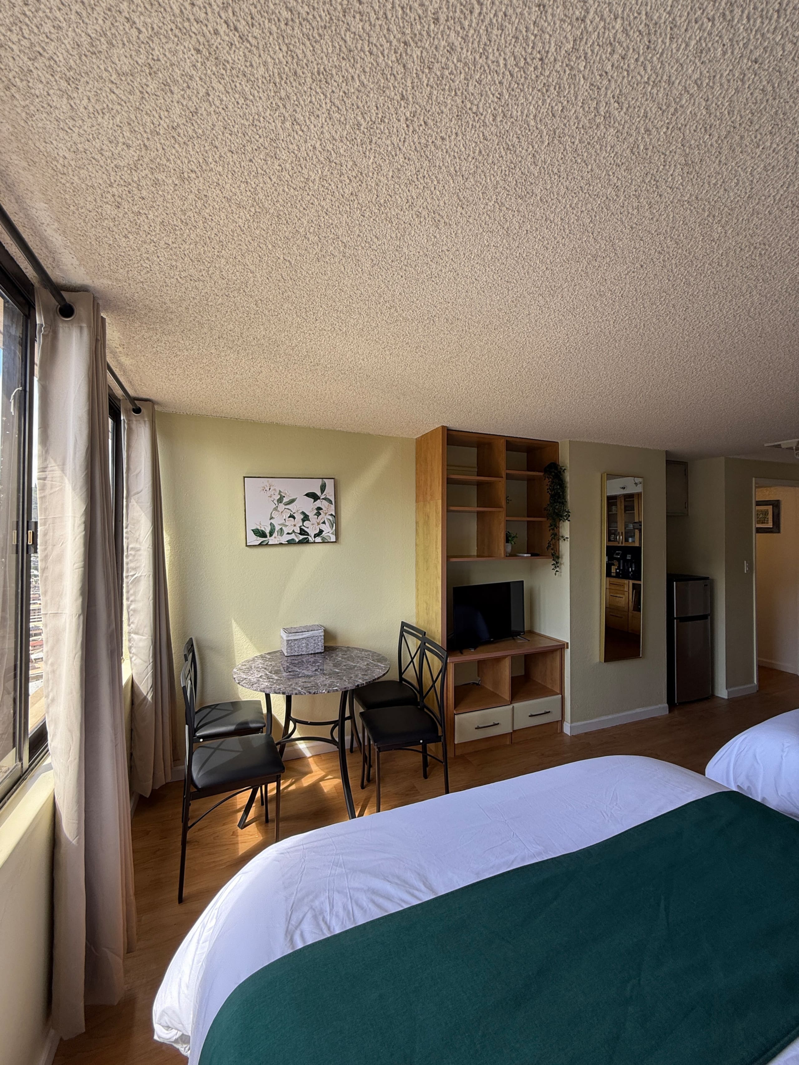 Condo in Honolulu · ★4.68 · 2 bedrooms · 3 beds · 2 private baths - Image 5