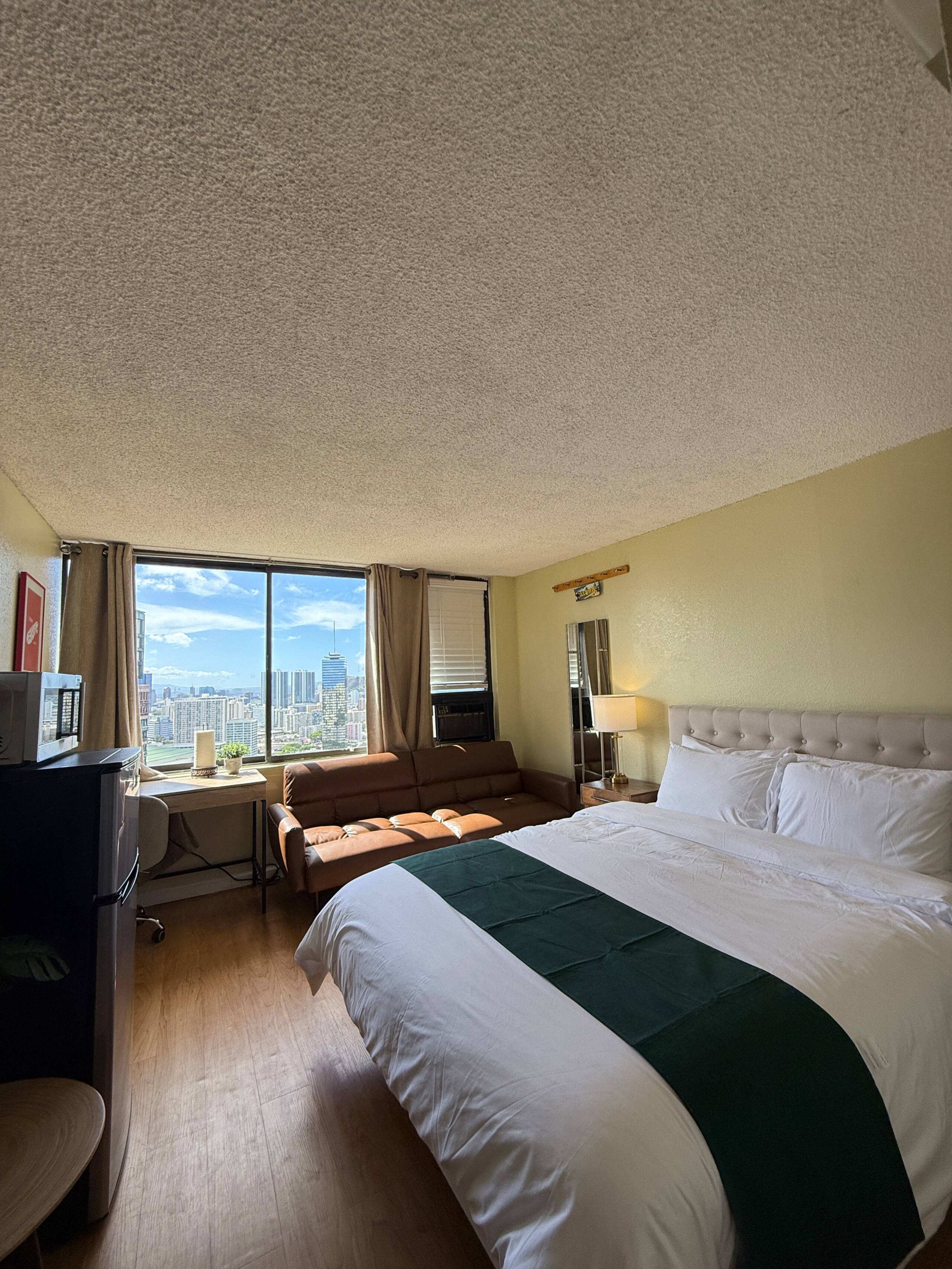 Condo in Honolulu · ★4.68 · 2 bedrooms · 3 beds · 2 private baths - Image 33
