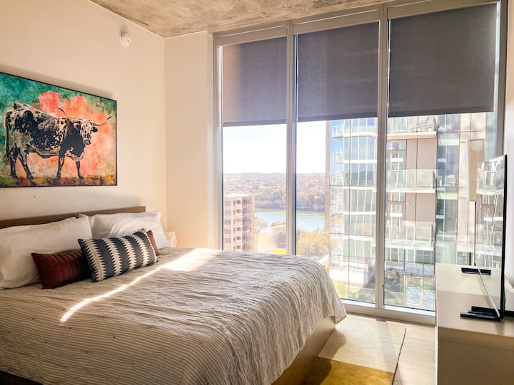 אמנות של ג'ייק ברייר תלויה מעל מיטת הקינג סייז שלנו. ליהנות מהאווירה הנעימה עם נוף לאגם או להירגע לסרט טוב!