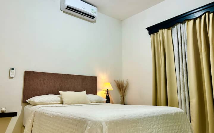 ห้องนอน 2 เครื่องทำความร้อนเตียงคู่เก้าอี้นวมและตู้เสื้อผ้า