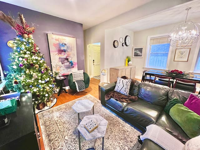 Christmas in the City- Holiday Duplex in Lakeview