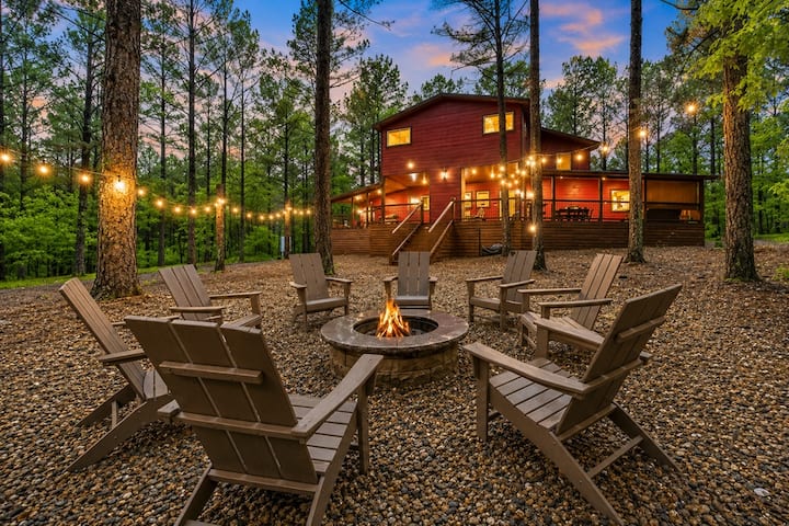 Red Cabin Escape - 4 Beds, Hot Tub, Shuffleboard - Broken Bow, OK