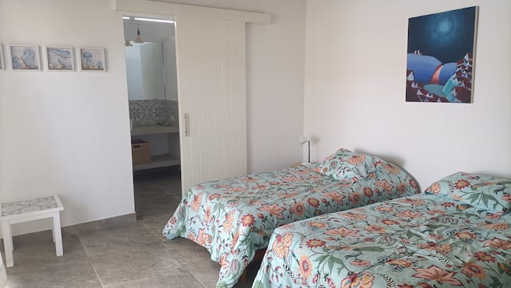 hermoso dormitorio con vistas al jardín. Las camas se pueden unir a todas las camas Kingsise