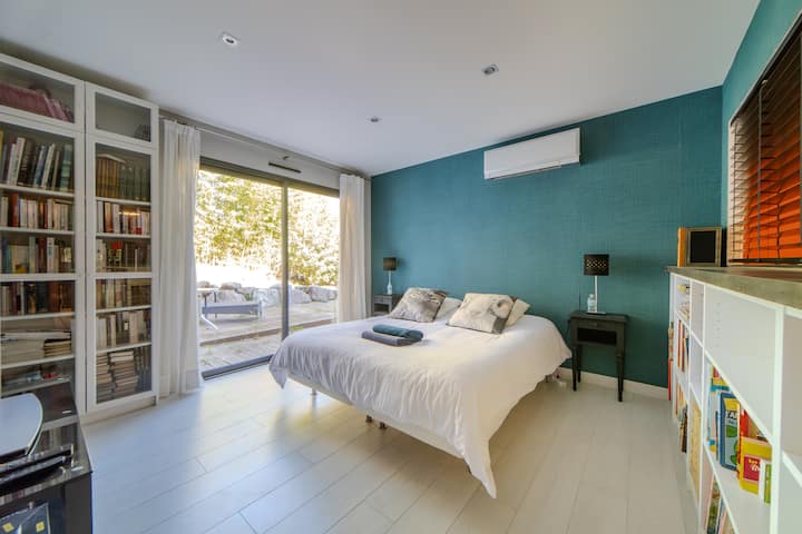 Bračni krevet 180 cm x 200 ili 2 jednostruka kreveta 90 cm x 200. Privatna kupaonica s tušem. 