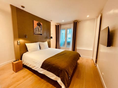 Popular Airbnb listing: Paris Rue SaintHonoré 93m2 opera Louvre. in Paris 1er Arrondissement
