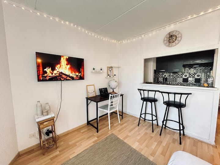 هذا هو المسكن في البيت. يمكنك الاسترخاء في السرير المزدوج المريح، أثناء مشاهدة التلفزيون.

لديك أيضًا منطقة مكتب صغيرة للعمل.