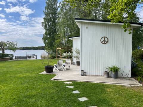 Bright lake cottage with beach, jetty, sauna and ice bath
