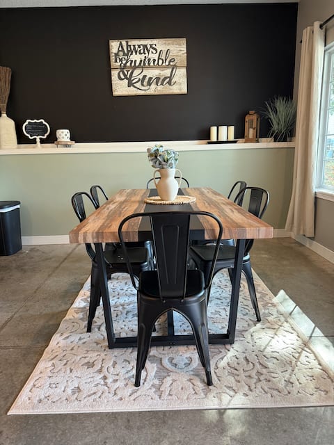 4 bedroom/4.5 bath/10 beds/pets/pool table/firepit