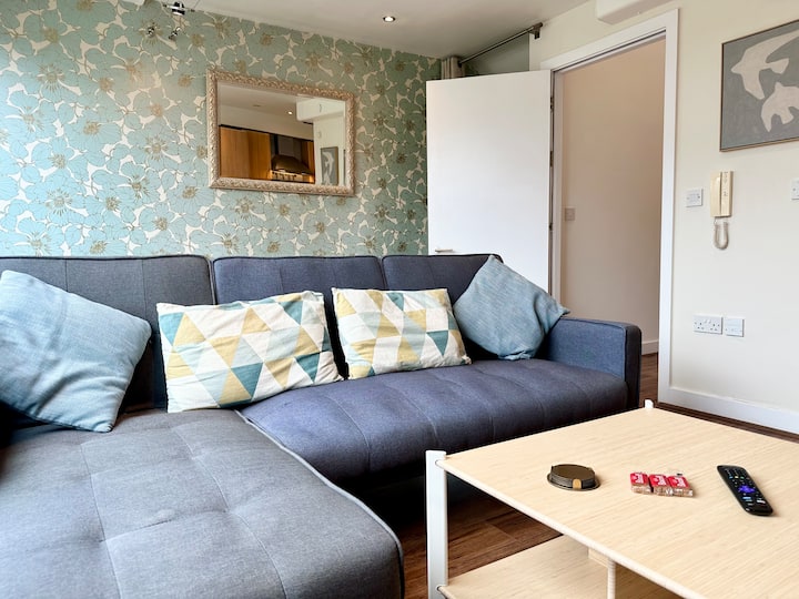 Spacious Duplex Apartment With Parking - Old Trafford