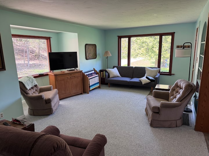 Charming Red Roof Farm House - Kewadin, MI